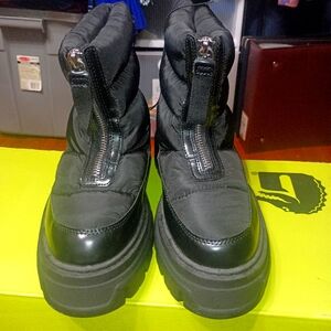 NWT tag size 7 us or size 38 eur black snow 🥾